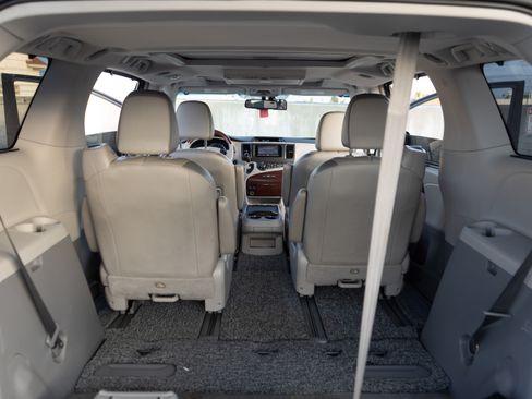 Used 2014 Toyota Sienna Limited image 22