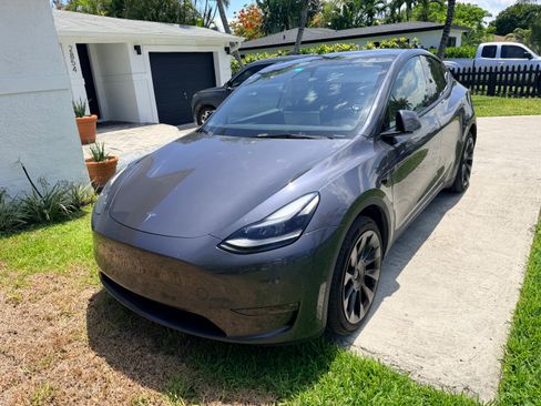 Used 2023 Tesla Model Y Long Range AWD/4WD image 2