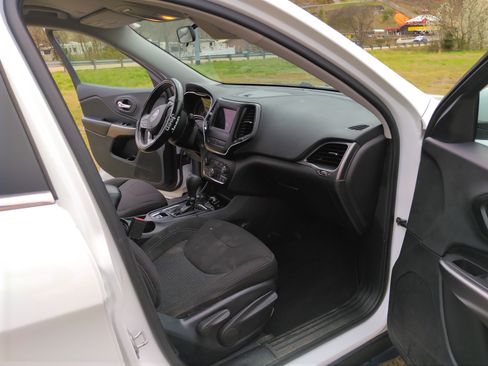 Used 2019 Jeep Cherokee Latitude w/ Popular Appearance Group image 12