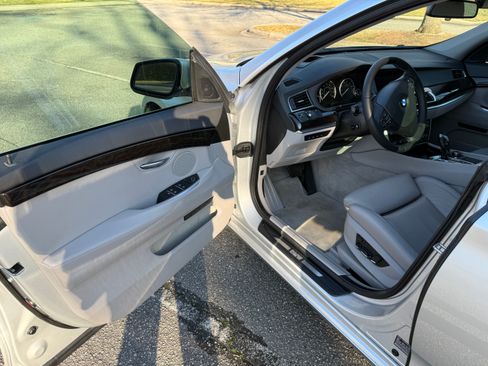 Used 2013 BMW 550i Gran Turismo image 9