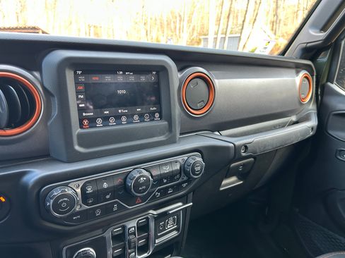 Used 2021 Jeep Gladiator Mojave w/ Cold Weather Group image 18