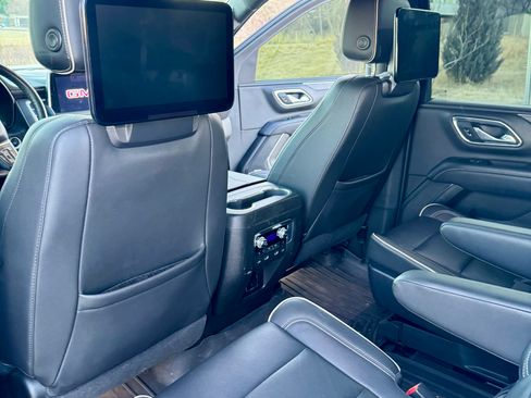 Used 2021 GMC Yukon SLT w/ SLT Premium Package AWD/4WD image 9