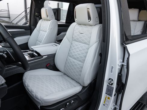 Used 2025 Cadillac Escalade V w/ LPO, ONYX Package image 10