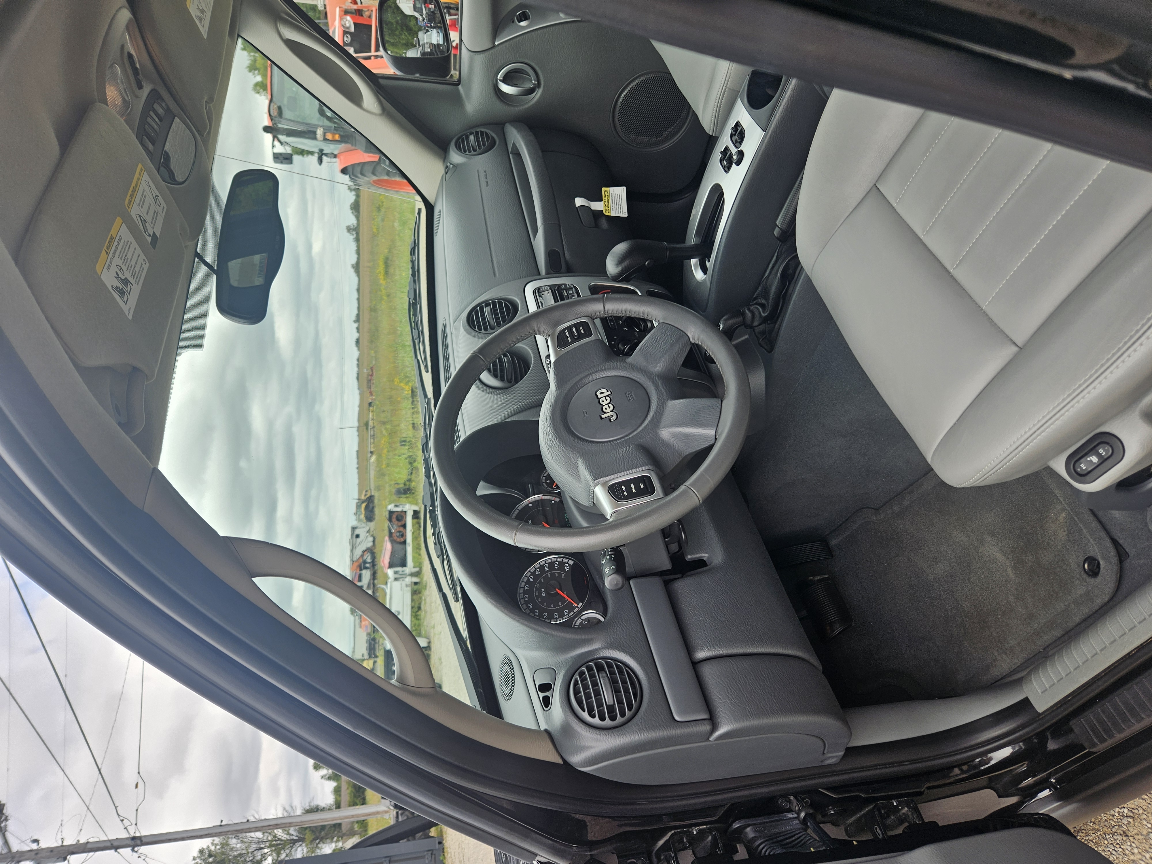Used 2005 Jeep Liberty Limited AWD/4WD image 16