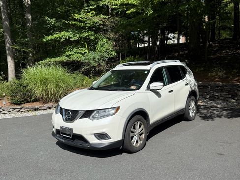 Used 2015 Nissan Rogue SV w/ SV Premium Package image 4