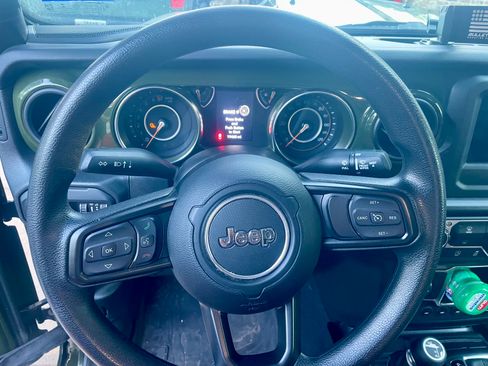 Used 2022 Jeep Gladiator Sport image 10