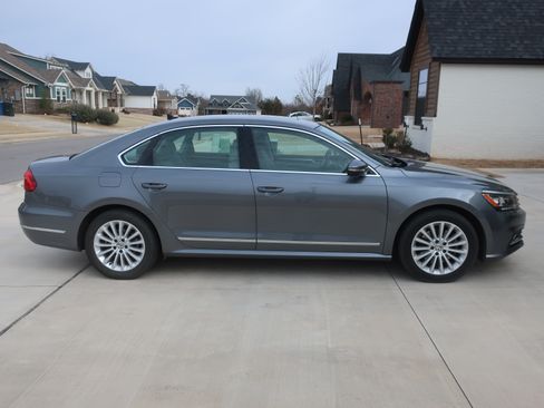 Used 2016 Volkswagen Passat 1.8T SE image 2