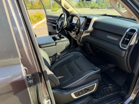 Used 2019 RAM 1500 Laramie AWD/4WD image 12