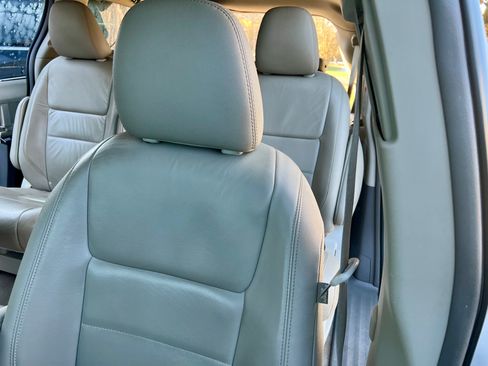 Used 2018 Toyota Sienna XLE image 18