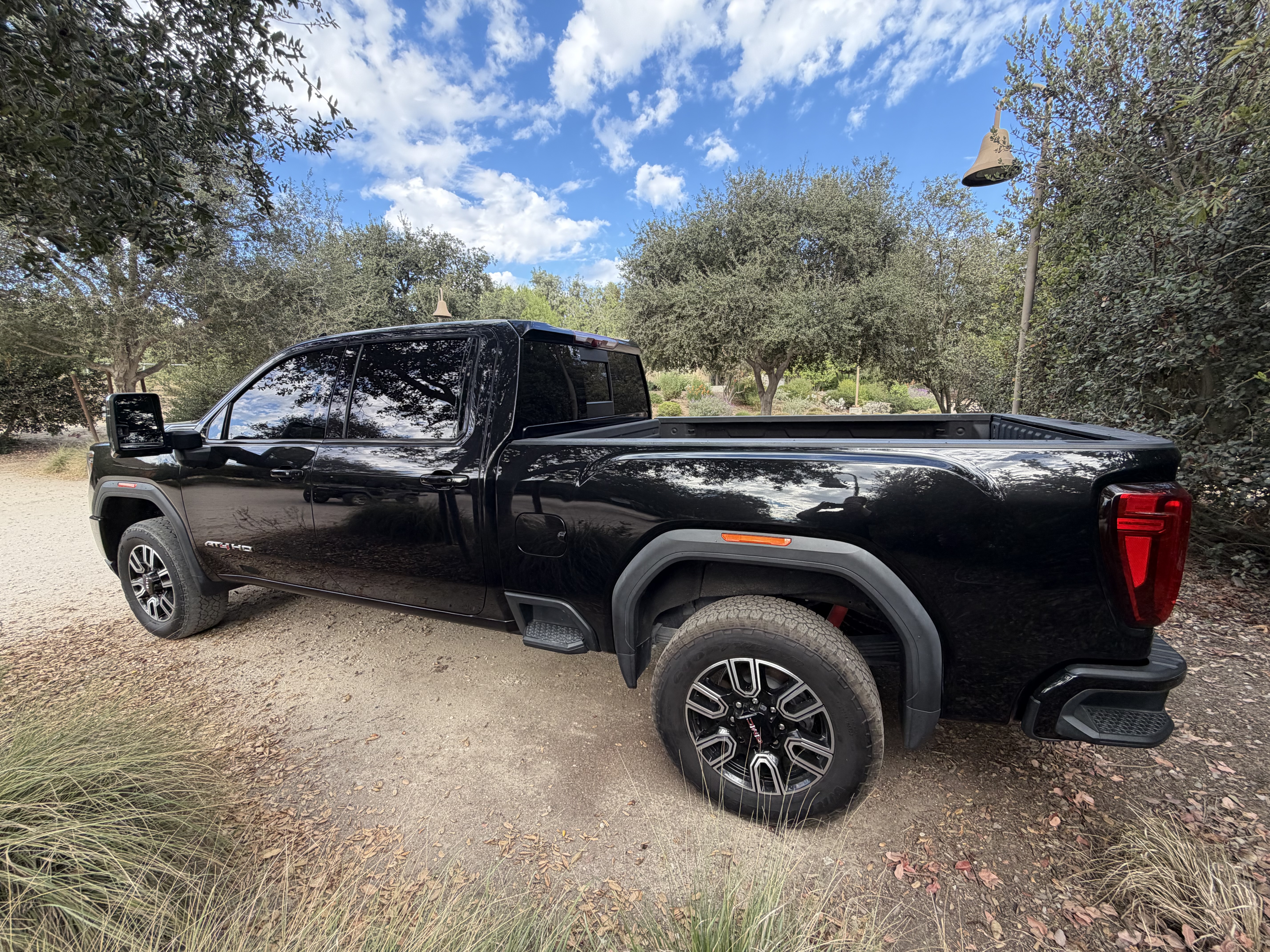 Used 2023 GMC Sierra 2500 AT4 w/ AT4 Preferred Package AWD/4WD image 4