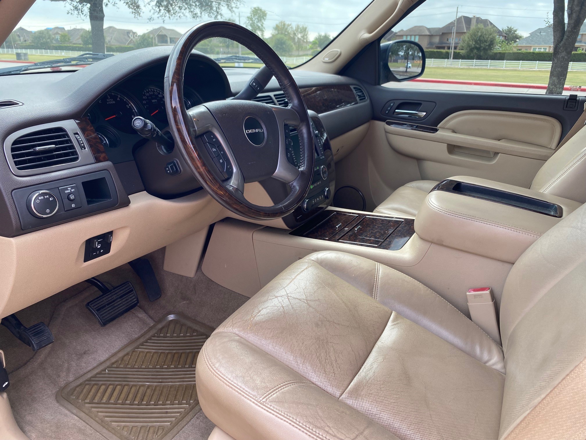 Used 2011 GMC Yukon Denali RWD image 6