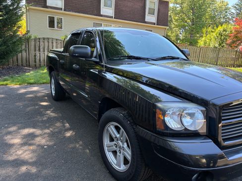Used 2007 Dodge Dakota SLT w/ Sport Appearance Group AWD/4WD image 2