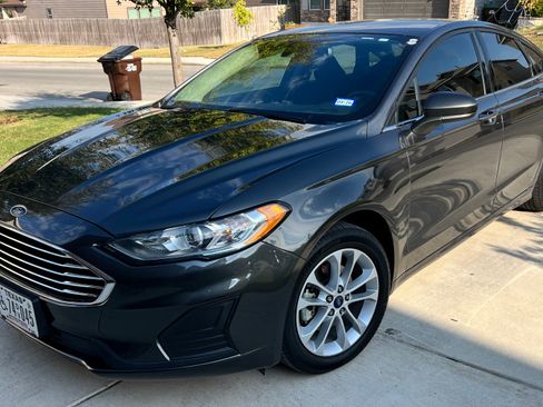 Used 2020 Ford Fusion SE FWD image 2