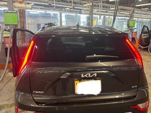 Used 2025 Kia Niro EX image 15