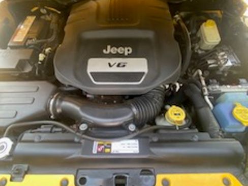 Used 2015 Jeep Wrangler Unlimited Sahara w/ Connectivity Group AWD/4WD image 18