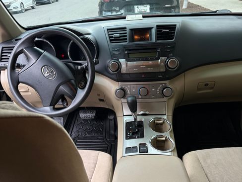 Used 2012 Toyota Highlander FWD image 16