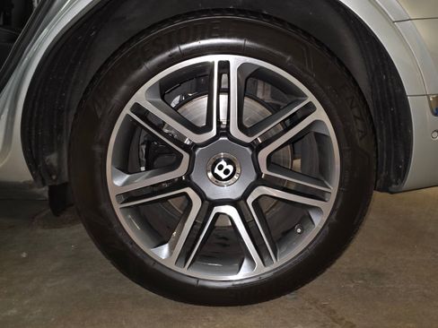 Used 2018 Bentley Bentayga Onyx Edition image 16