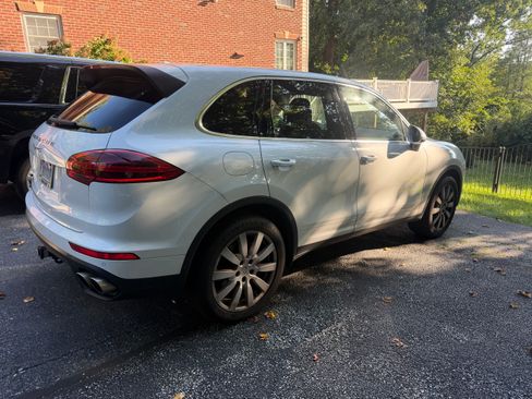 Used 2015 Porsche Cayenne S AWD/4WD image 6