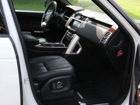 Used 2017 Land Rover Range Rover HSE image 9