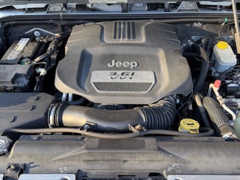 Used 2012 Jeep Wrangler Unlimited Sahara image 12