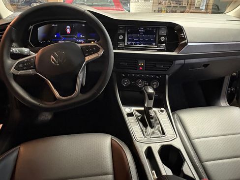 Used 2024 Volkswagen Jetta SE w/ Panoramic Sunroof Package image 10