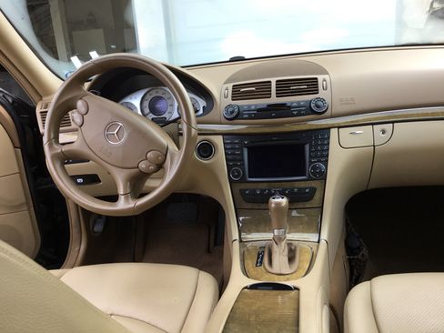 Used 2009 Mercedes-Benz E 350 Sedan image 2