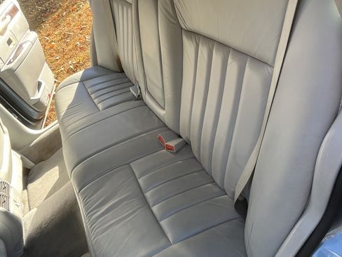 Used 2004 Lincoln Town Car Signature image 14