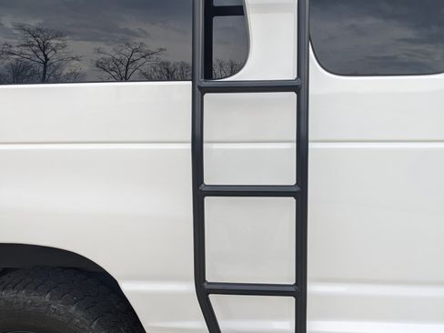 Used 2010 Ford E-350 and Econoline 350 XLT image 8