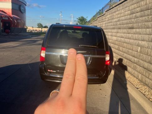 Used 2016 Chrysler Town & Country Touring FWD image 4