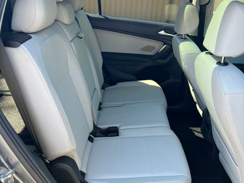 Used 2019 Volkswagen Tiguan SE w/ Panoramic Sunroof Package image 9