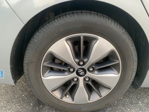 Used 2019 Hyundai Ioniq Limited w/ Ultimate Package 02 FWD image 19