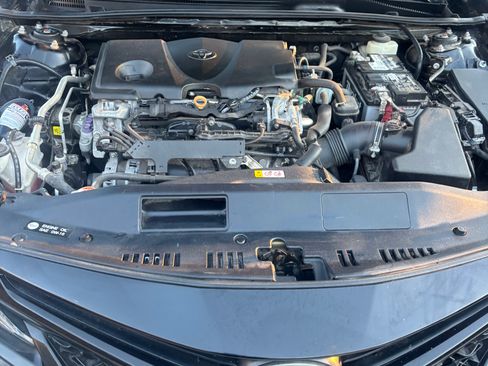 Used 2018 Toyota Camry XSE image 2