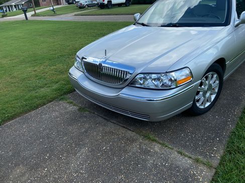 Used 2011 Lincoln Town Car Signature Limited RWD image 6