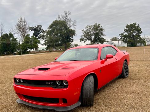 Used 2015 Dodge Challenger SRT Hellcat image 1
