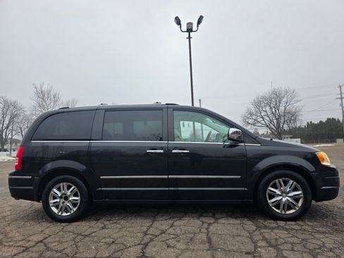 Used 2009 Chrysler Town & Country Limited image 5