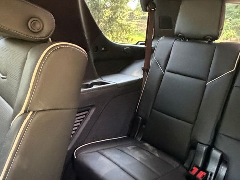 Used 2022 Cadillac Escalade Premium Luxury AWD/4WD image 23