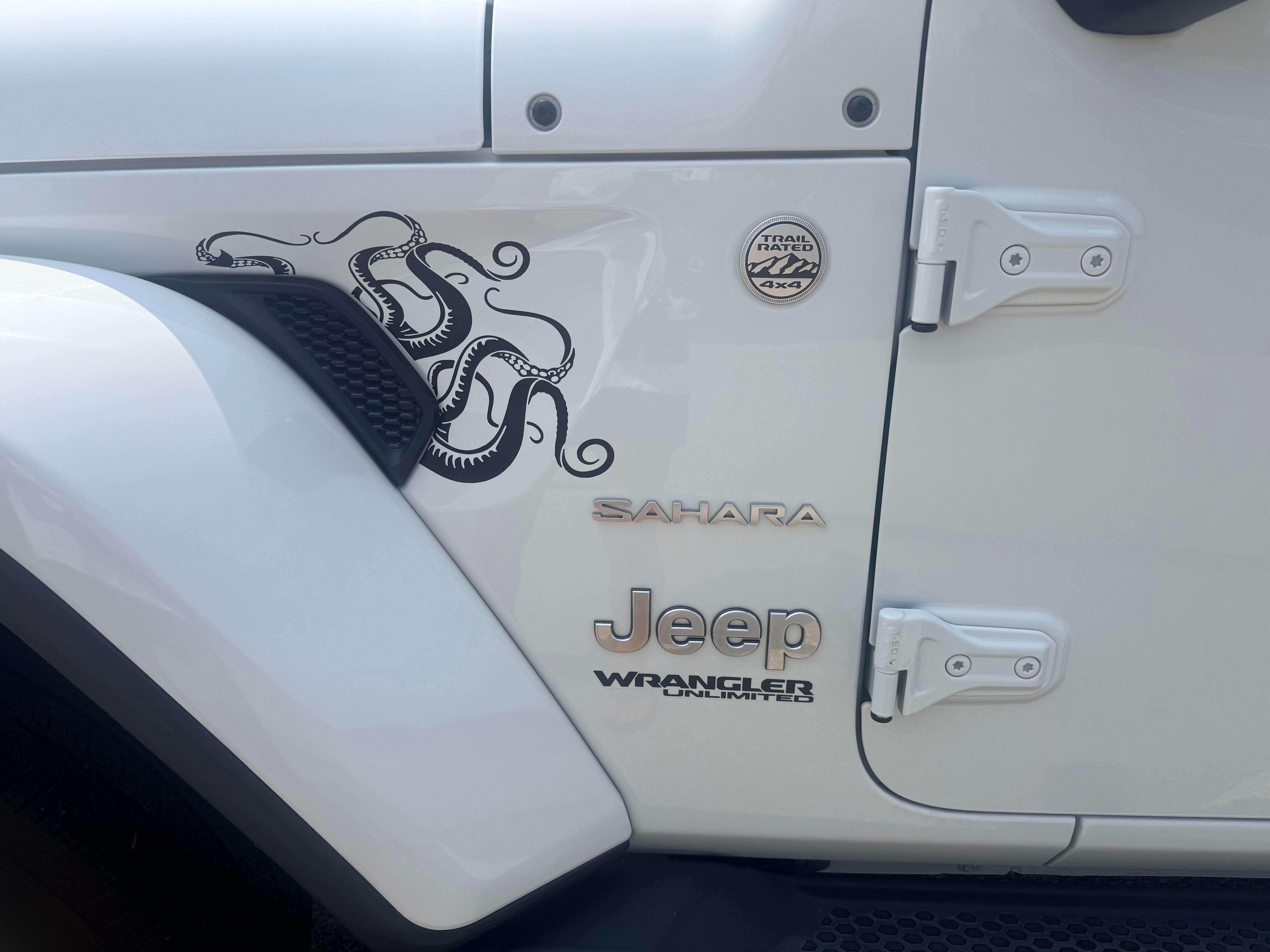 Used 2018 Jeep Wrangler Unlimited Sahara AWD/4WD image 4
