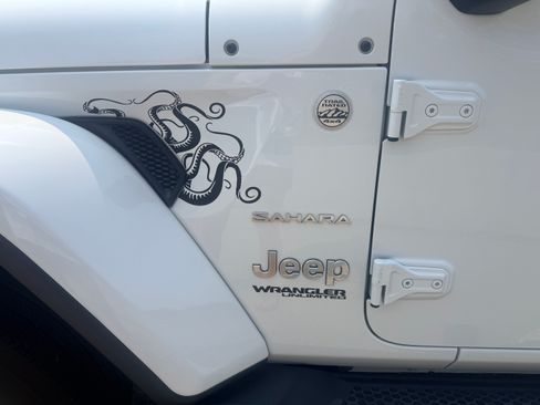 Used 2018 Jeep Wrangler Unlimited Sahara AWD/4WD image 2