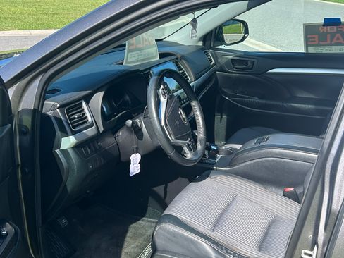 Used 2014 Toyota Highlander Plus FWD image 8