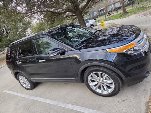 Used 2014 Ford Explorer XLT w/ Equipment Group 202A image 9