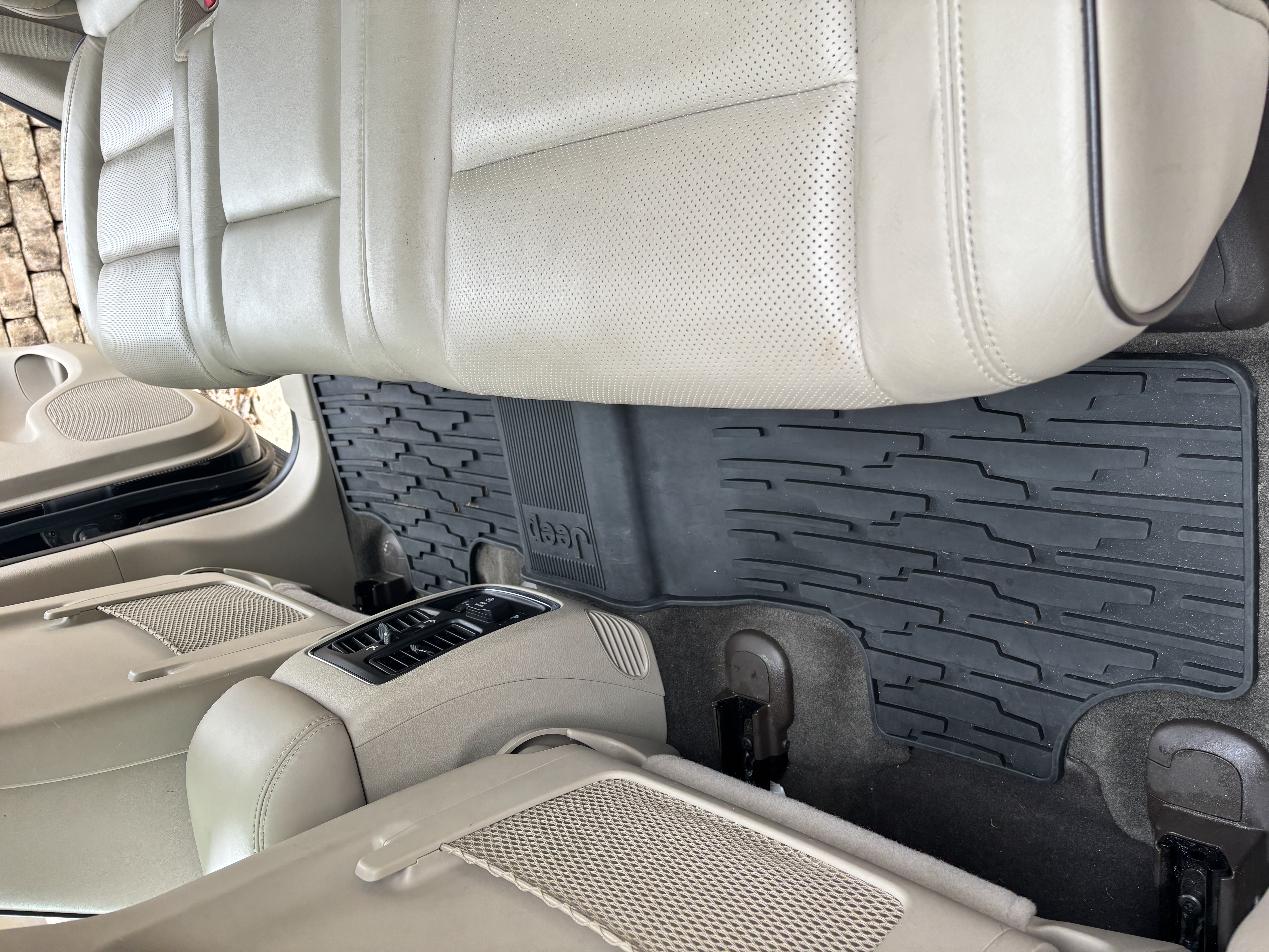 Used 2011 Jeep Grand Cherokee Overland RWD image 6