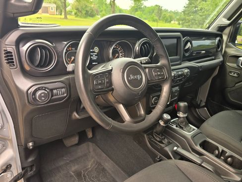 Used 2022 Jeep Gladiator Sport AWD/4WD image 14