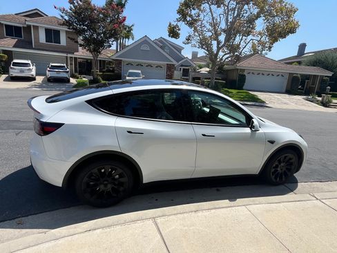 Used 2023 Tesla Model Y Long Range AWD/4WD image 1
