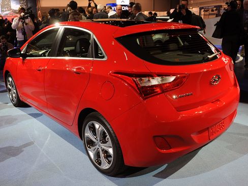 Used 2013 Hyundai Elantra GT w/ Style Pkg FWD image 2