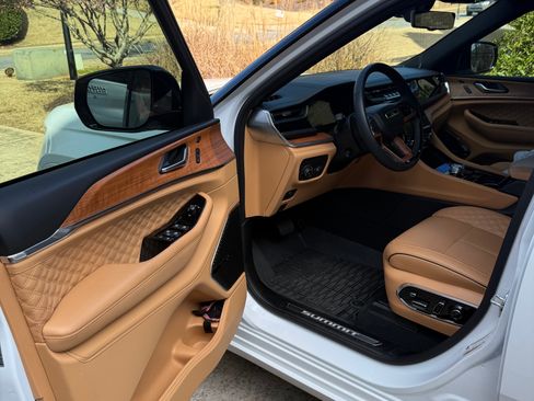 Used 2025 Jeep Grand Cherokee Summit image 6