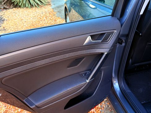 Used 2020 Volkswagen Golf 4-Door image 11