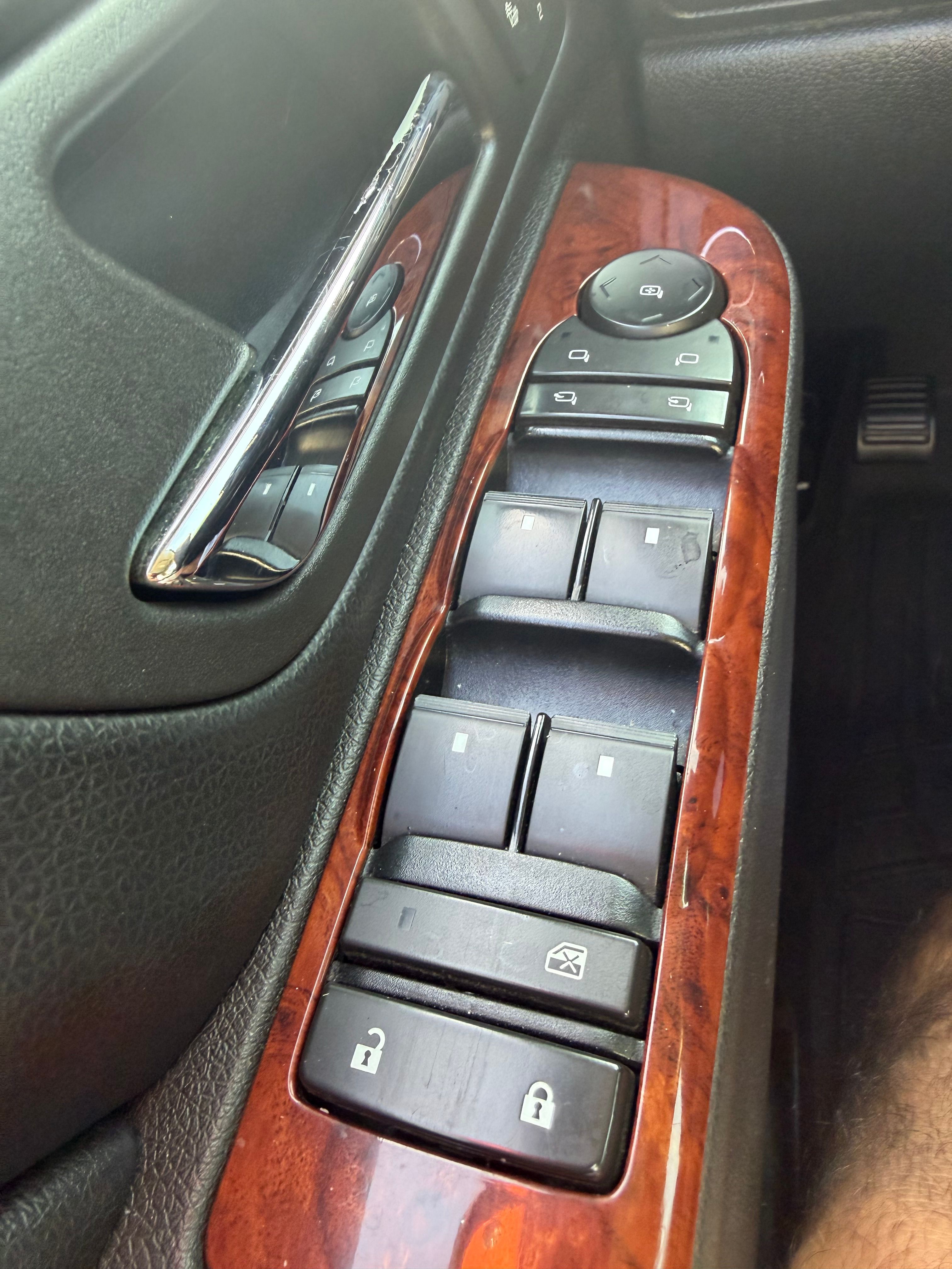 Used 2010 Chevrolet Avalanche LT w/ Luxury Package AWD/4WD image 11