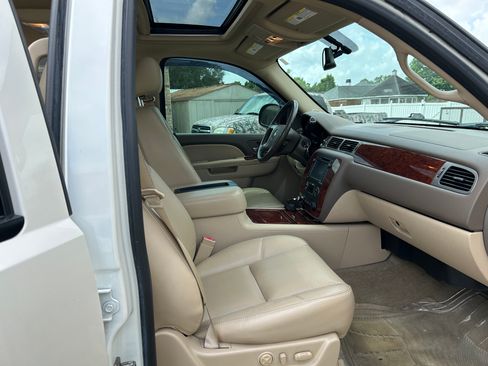 Used 2013 Chevrolet Avalanche LTZ image 17