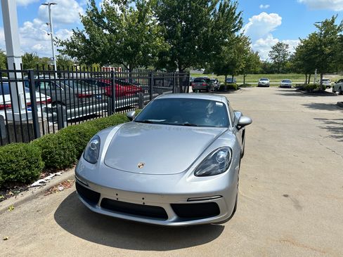 Used 2018 Porsche 718 Cayman image 2