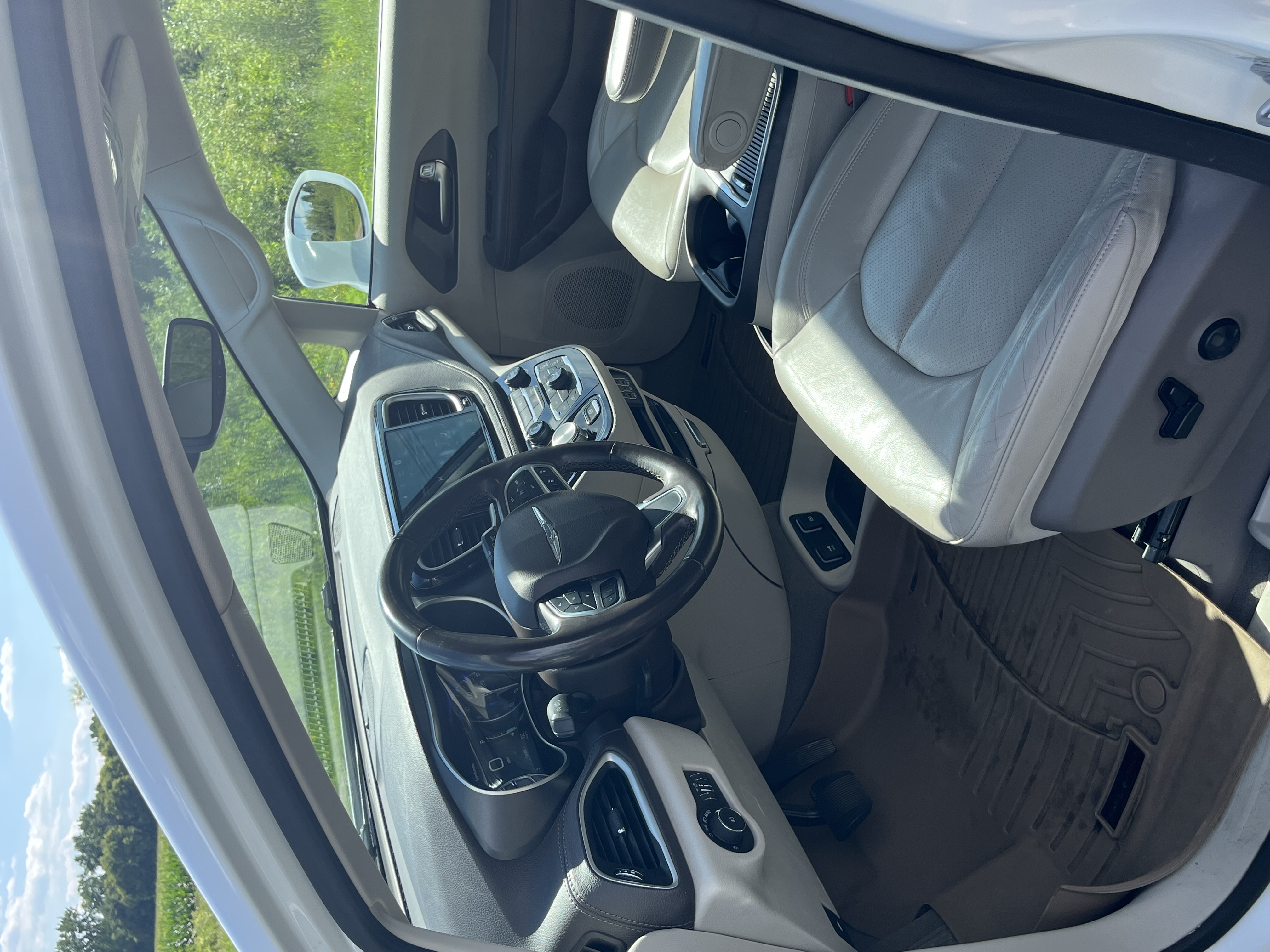 Used 2021 Chrysler Pacifica Touring-L w/ Uconnect Theater Family Group AWD/4WD image 16